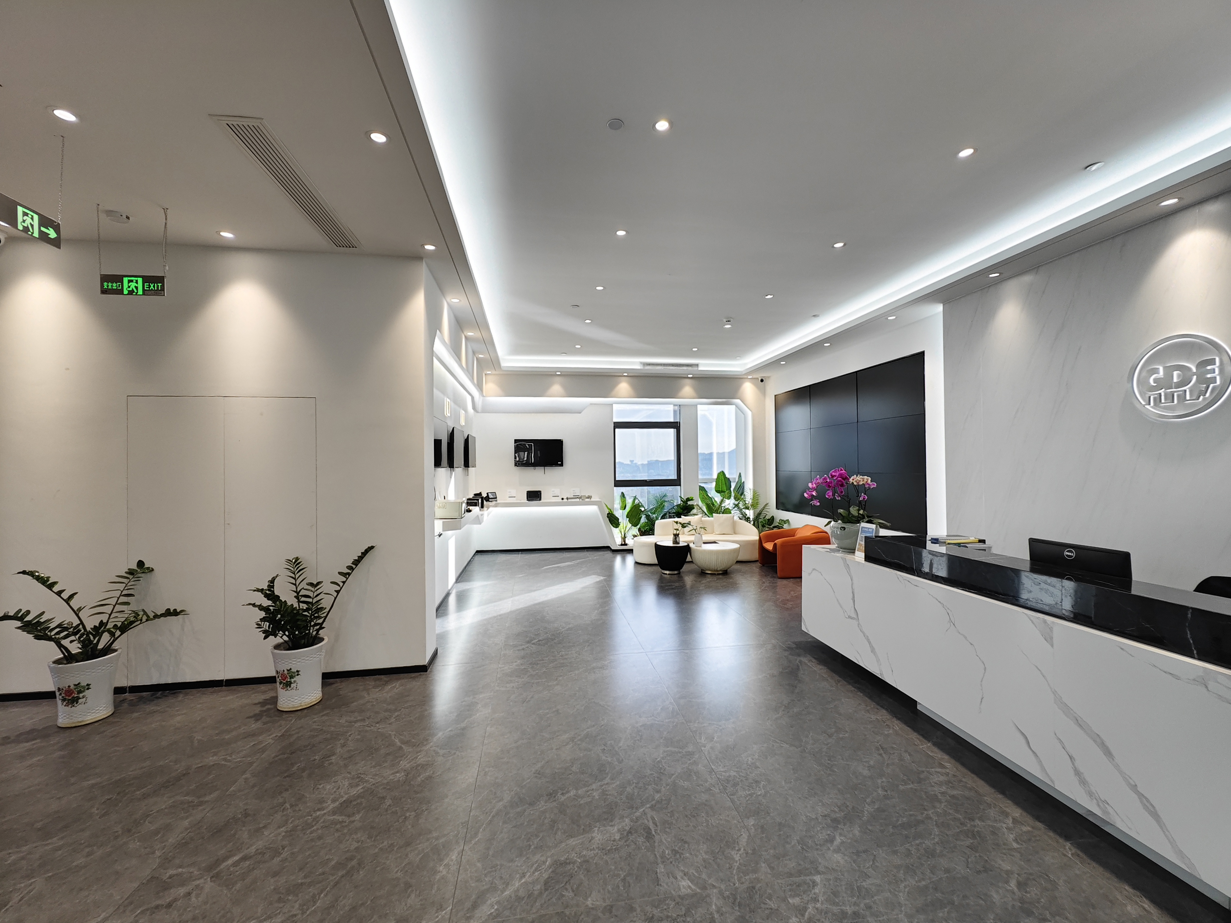 公司团队在讨论